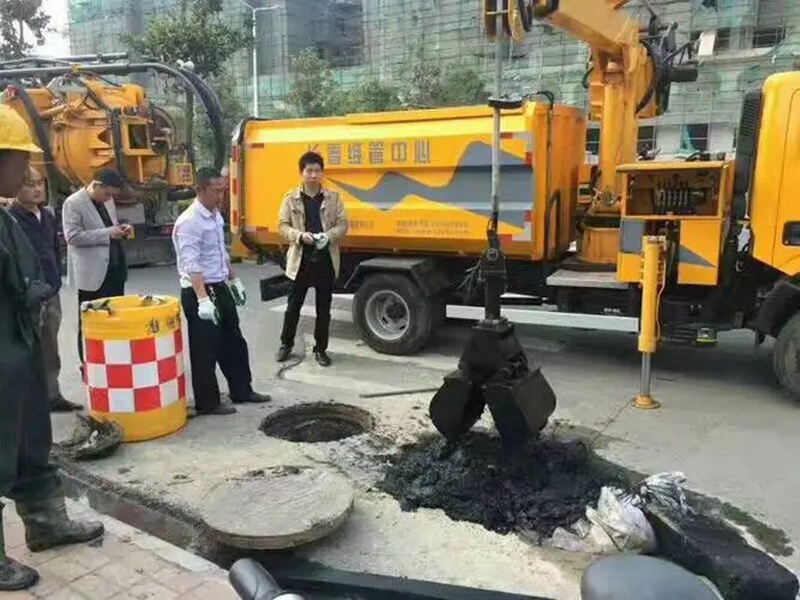礼县街道：网格员化身“清道夫”，为民解忧疏通“堵心”化粪池