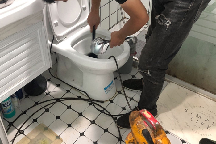 礼县马桶堵塞自己疏通还是找师傅?专业上门服务让你省时更省心